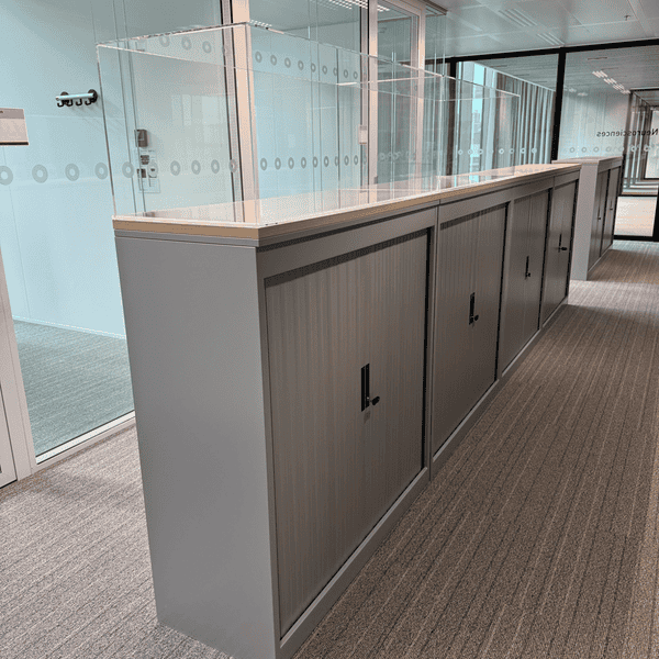 Vitrinekast van plexiglas<br />

