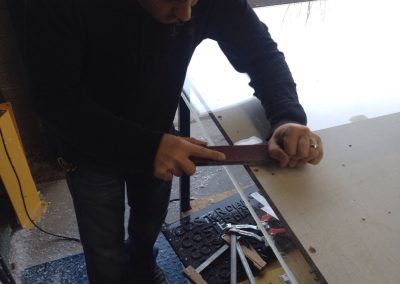 Ambachtelijke afwerking van plexiglas kaplijst met handgereedschap