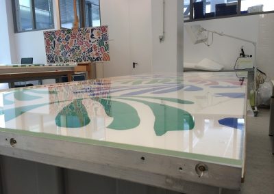 Zijaanzicht van plexiglas kaplijst met heldere afwerking en strakke randen
