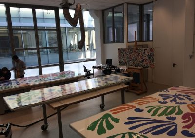 Plexiglas panelen op maat in professionele werkplaats – productieproces