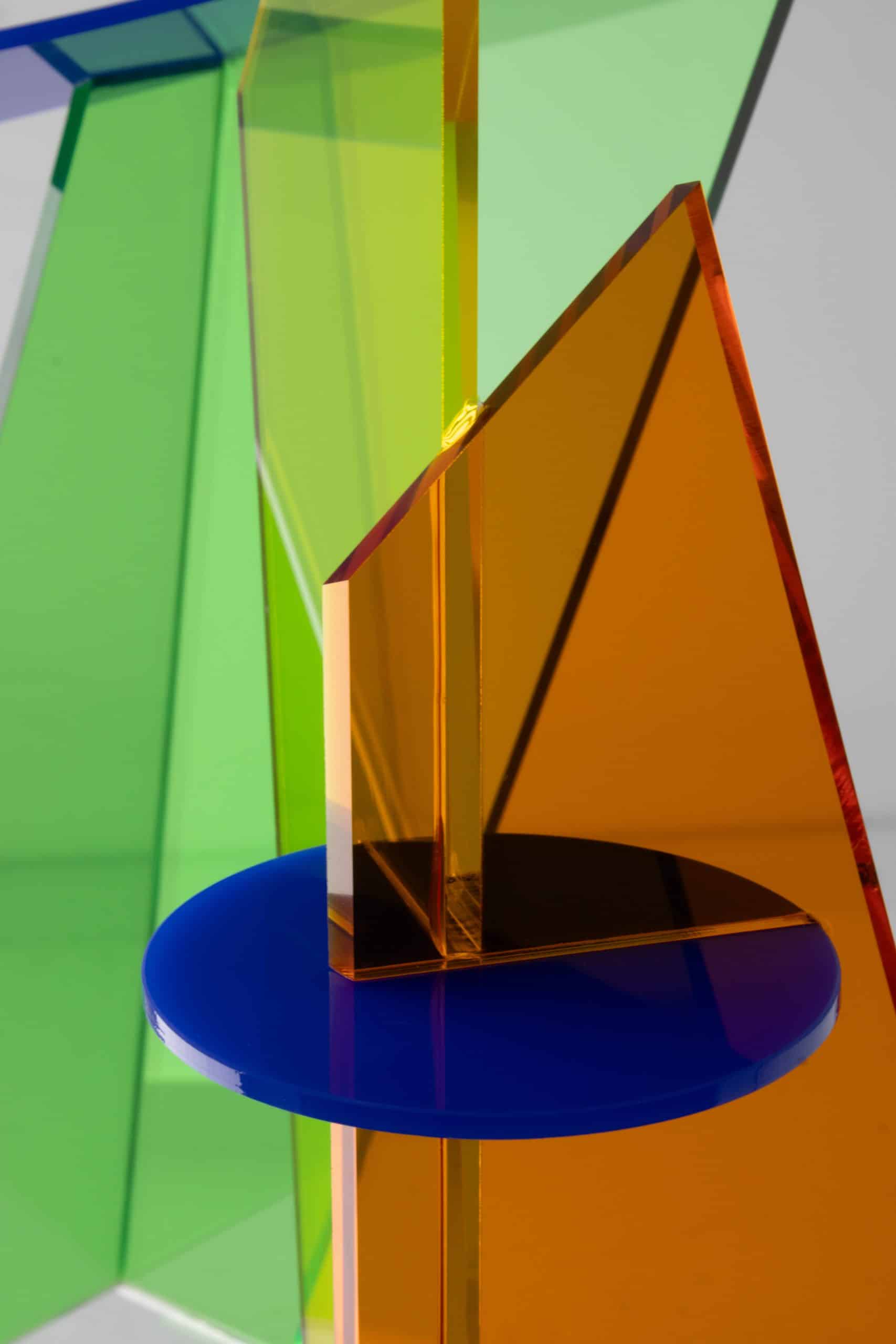 Modern kleurrijk glaskunstwerk met geometrische vormen en heldere kleuren.
