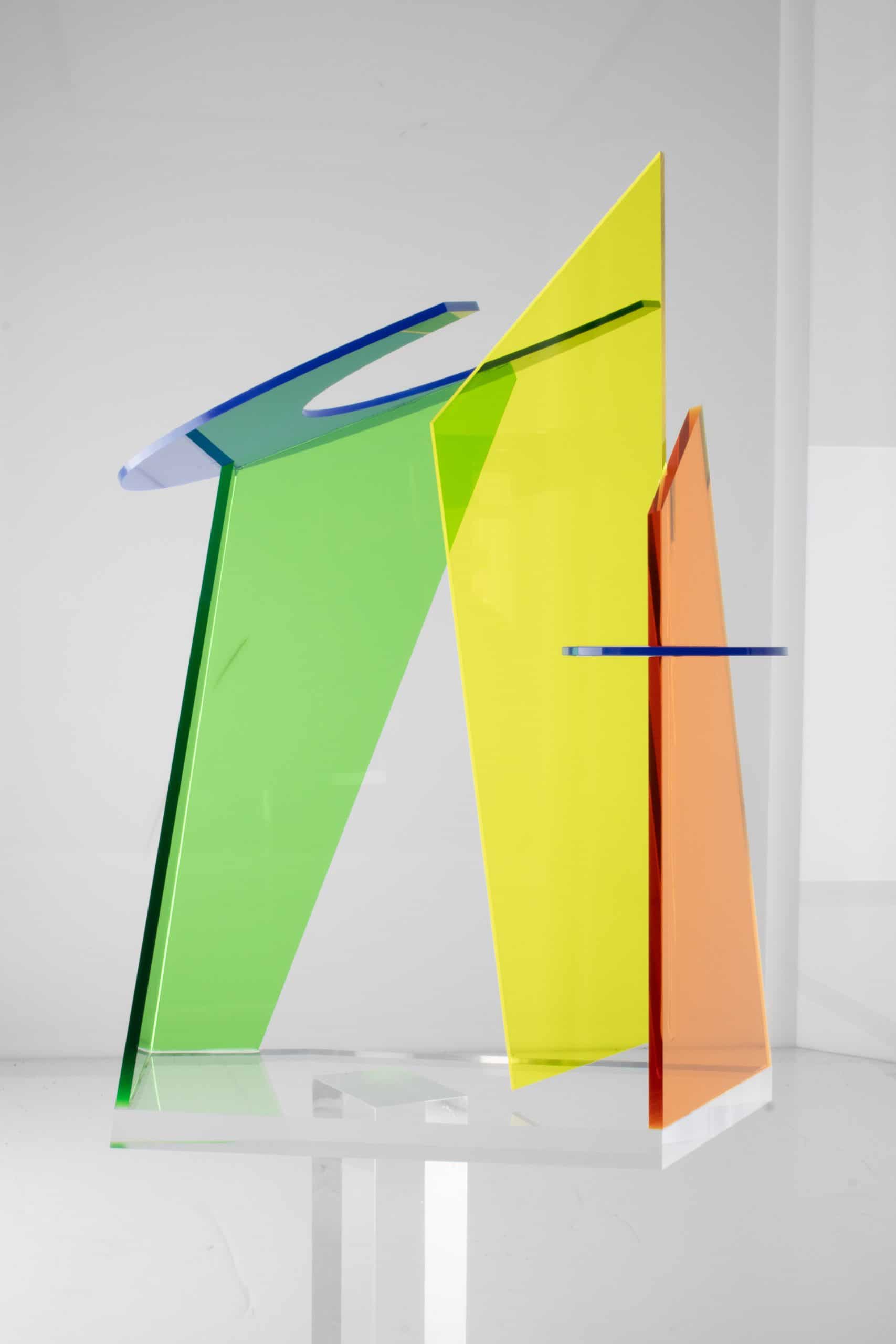 Modern kleurrijk glaskunstwerk met geometrische vormen en heldere kleuren.