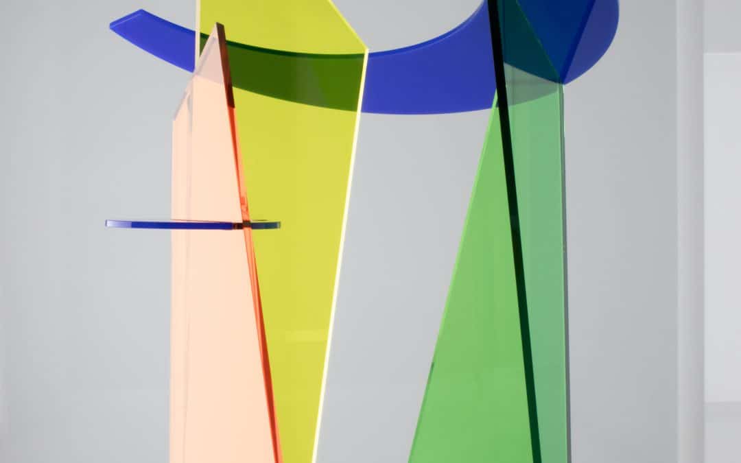 Kunstwerk van gekleurd plexiglas gerealiseerd voor Henk de Rover