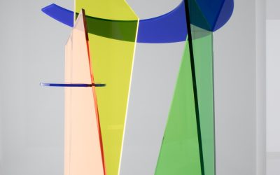 Kunstwerk van gekleurd plexiglas gerealiseerd voor Henk de Rover