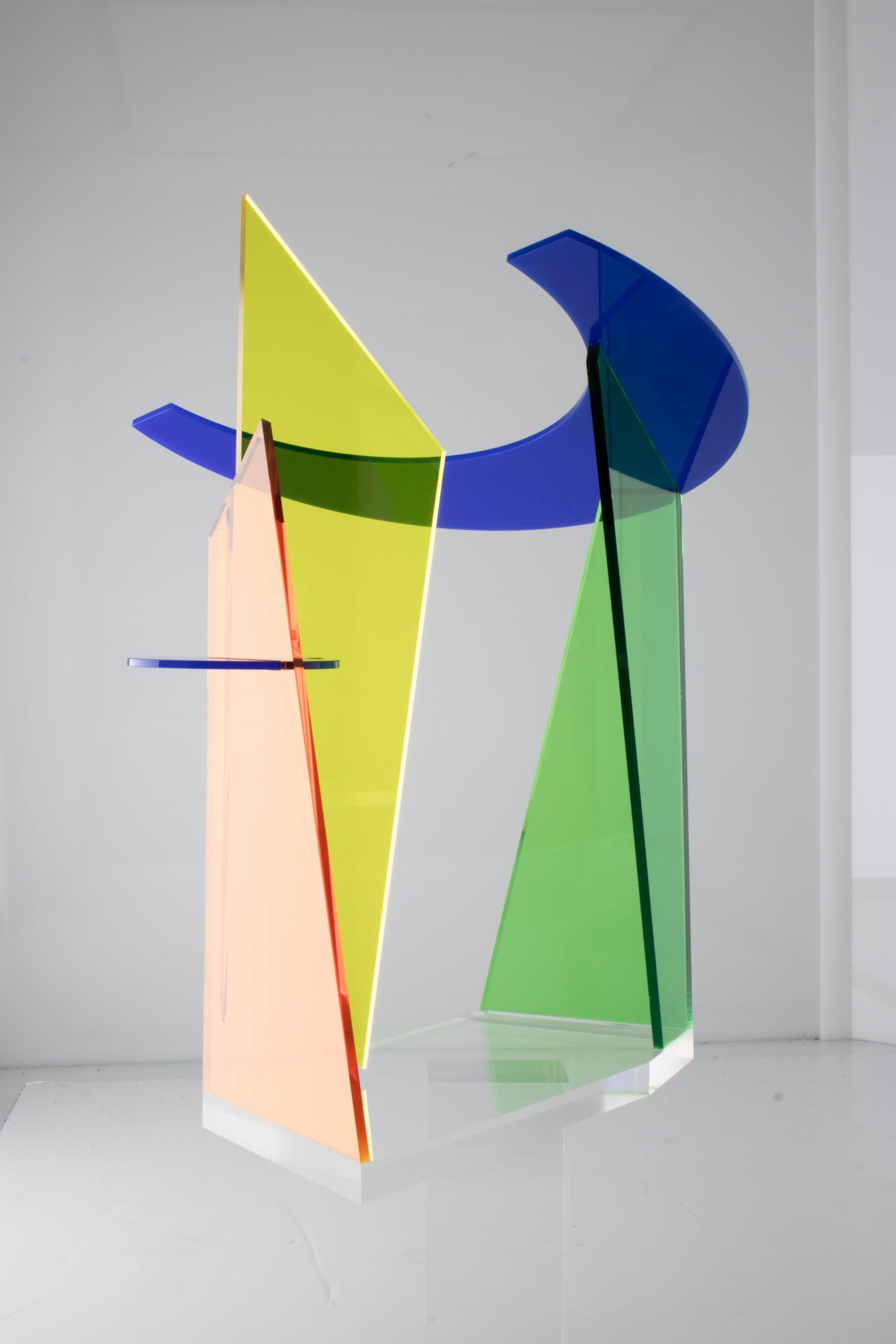 Modern kleurrijk glaskunstwerk met geometrische vormen en heldere kleuren.