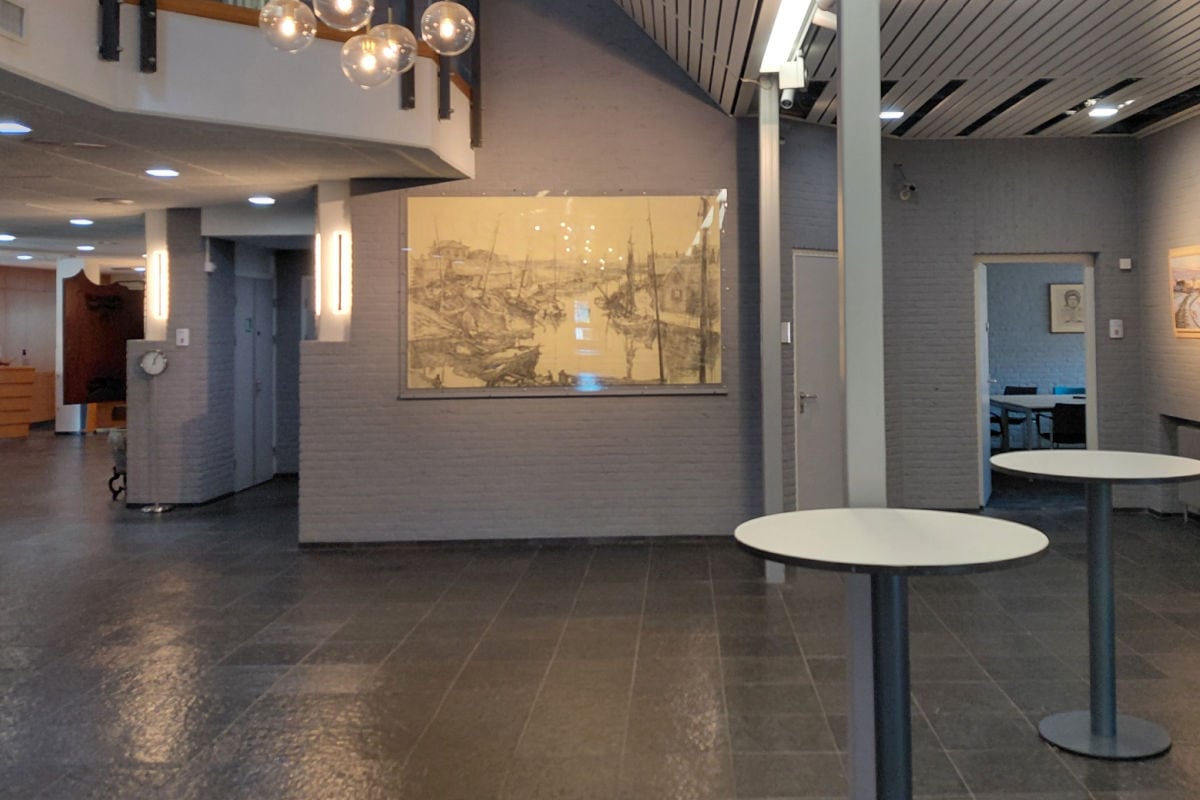 Grote tekening gepresenteerd in een maatwerk plexiglas klemlijst in het gemeentehuis van Spakenburg