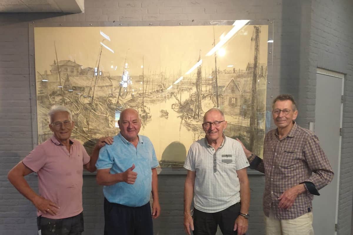 Grote tekening in plexiglas klemlijst op maat in het gemeentehuis van Spakenburg